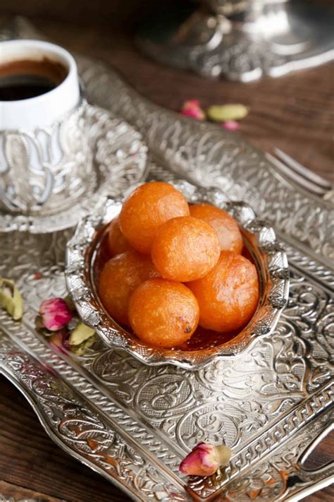 luqaimat-awameh-middle-eastern-doughnut-holes image