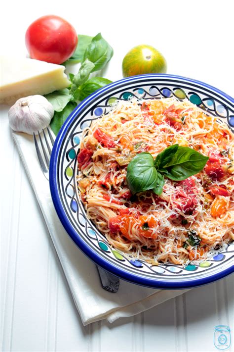 15-minute-fresh-tomato-sauce-with-pasta-the image