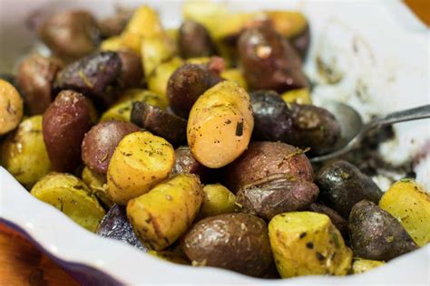 roasted-fingerling-potatoes-with-rosemary-and-garlic image