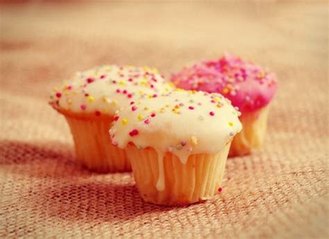 delicious-cupcake-recipes-and-frosting-moms image