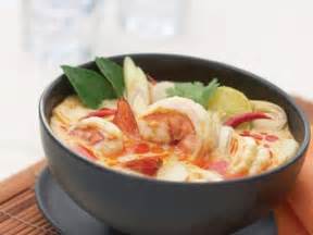tom-yum-goong-spicy-thai-prawn-soup-with-chili image