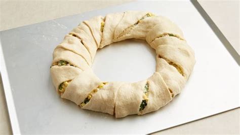 ham-and-eggs-crescent-ring-recipe-pillsburycom image