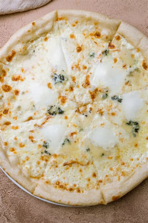 10-minute-garlic-white-pizza-sauce-nelliebellie image