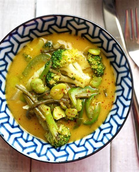 curried-broccoli-soup-recipe-eatwell101 image