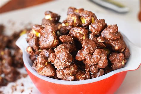 salted-chocolate-almond-bark-puffcorn-3-ingredientsno-bake image