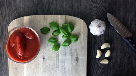 homemade-italian-pizza-sauce-easy-fast image
