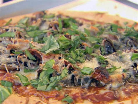 spotlight-recipe-mushroom-onion-basil-pizza image
