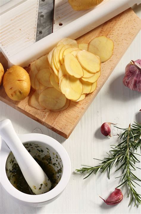 oven-baked-potato-chips-with-rosemary-easy-potato image