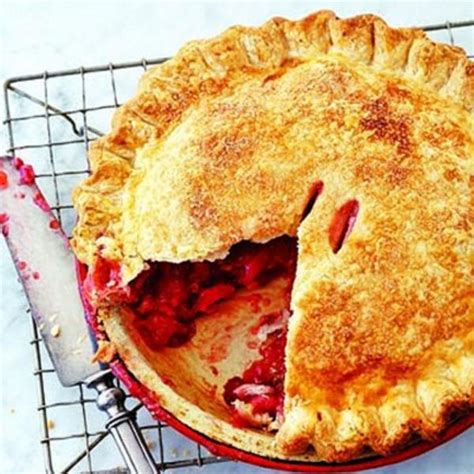 strawberry-rhubarb-pie-a-summer-fresh-dessert image