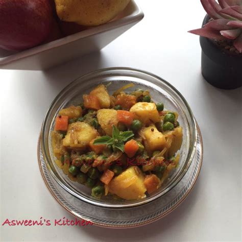 vegetarian-potato-pea-and-carrot-curry-delishably image