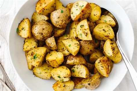 garlic-herb-roasted-potatoes-downshiftology image