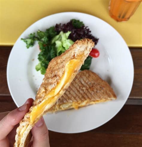 10-grilled-cheese-sandwiches-that-are-super-cheesy image