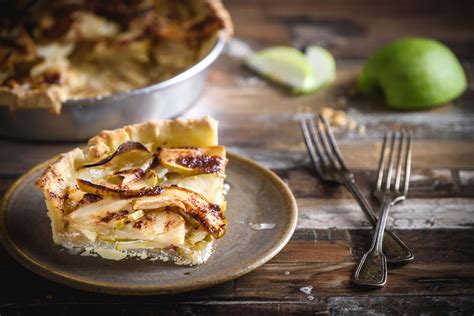 easy-six-ingredient-vegan-apple-pie-recipe-the image