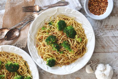 spaghetti-with-broccoli-and-toasted-bread-crumbs image