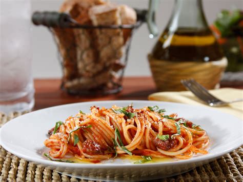 italian-sausage-red-wine-tomato-spaghetti-barilla image