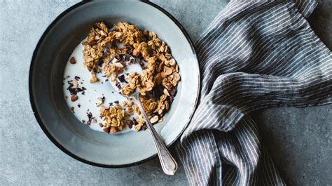 is-granola-healthy-benefits-and-downsides image