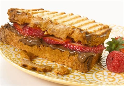 strawberry-nutella-sandwiches-deliciously-different image