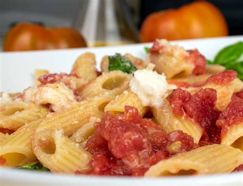 pasta-with-fresh-tomato-sauce-mozzarella-and-basil image