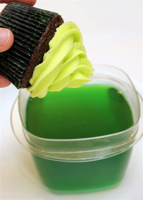 this-florescent-cake-frosting-actually-glows-in-the image