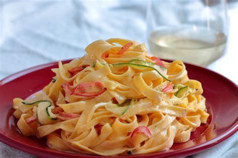 creamy-fettuccine-with-vegetable-ribbons-chef-in-the image