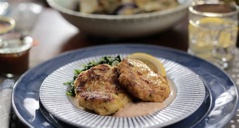 lump-crab-cakes-with-cocktail-remoulade-sauce image
