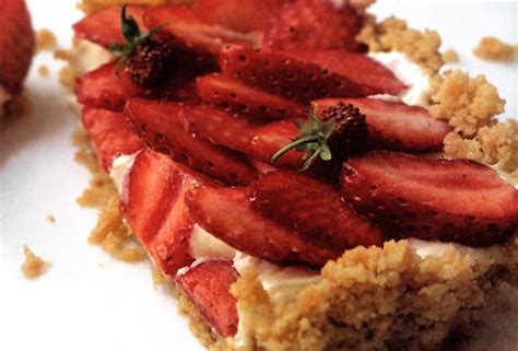 strawberry-mascarpone-tart-recipe-leites-culinaria image