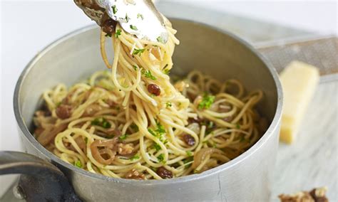 recipe-spaghetti-with-walnuts-raisins-and-parsley image
