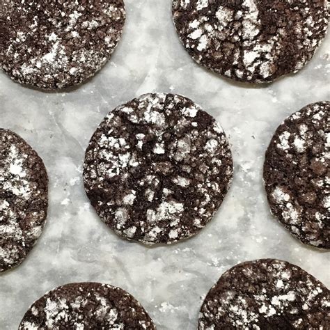 gluten-free-chocolate-crinkle-cookies-recipe-lil image
