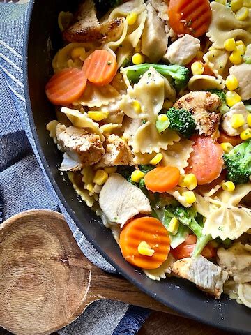 one-pot-creamy-garlic-chicken-and-veggie-pasta image