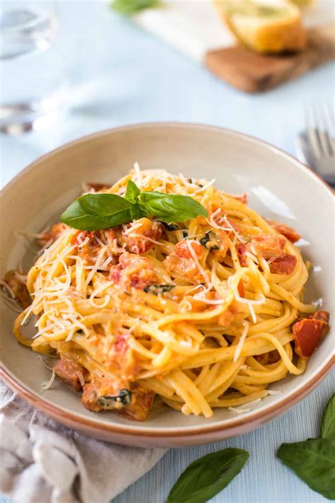 15-minute-tomato-and-mascarpone-pasta-easy-cheesy image