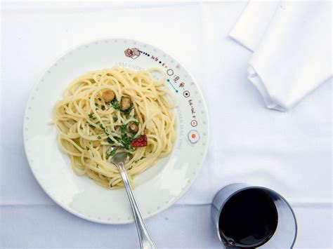 spaghetti-with-garlic-olive-oil-and-chile-saveur image