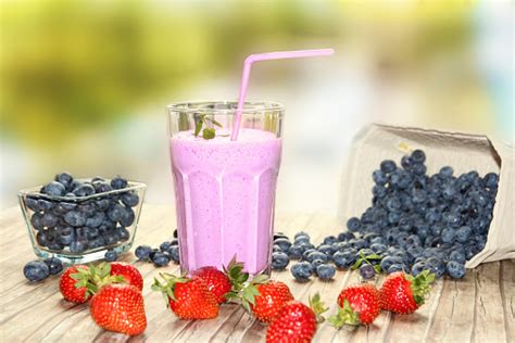 red-white-and-blueberry-smoothie-the-leaf image