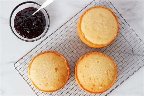 how-to-bake-cake-in-your-air-fryer-5-tips-for-success image