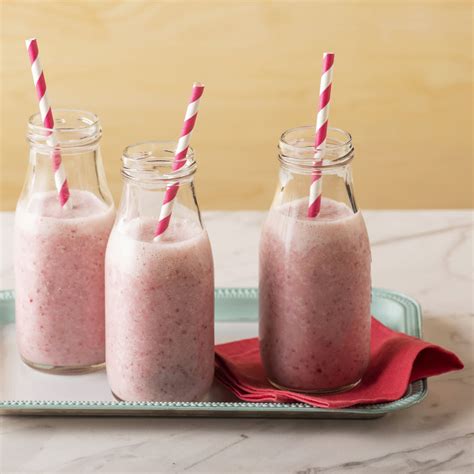 recipe-strawberry-almond-milk-smoothie-blue-diamond image