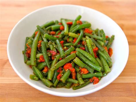 green-bean-roasted-pepper-salad-easy-vegan image