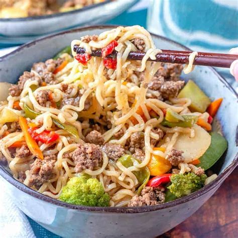 hamburger-ramen-noodle-skillet-video-the-country image