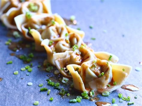 shanghai-style-vegetable-and-meat-wontons-菜肉馄饨 image