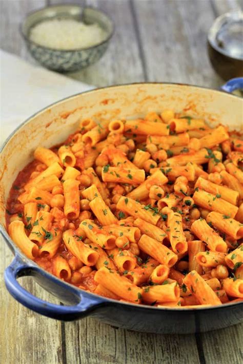 pasta-with-chickpeas-in-tomato-sauce-mangia-bedda image