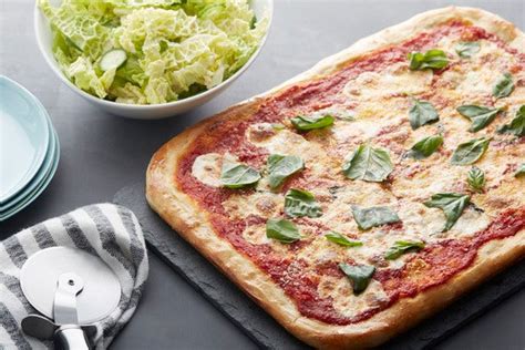 fresh-mozzarella-basil-pizza-blue-apron image