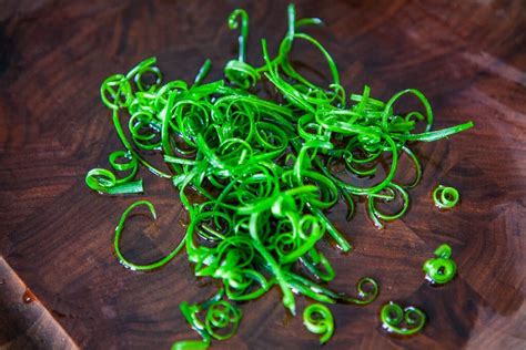 how-to-make-curly-green-onion-garnish-steamy image