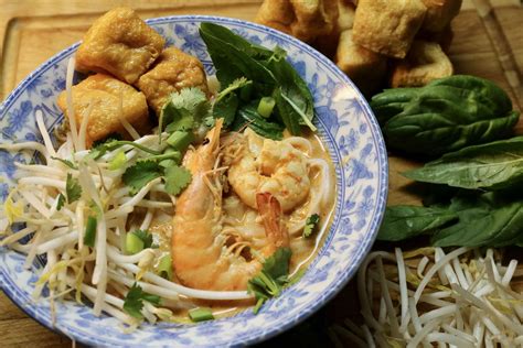 seafood-laksa-singaporean-shrimp-fish-soup image