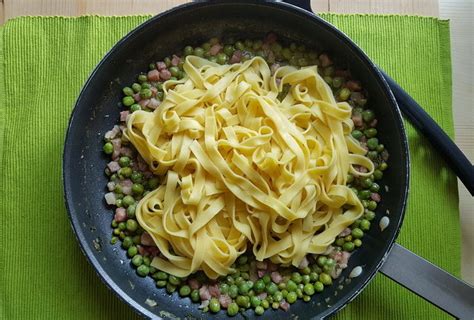 tagliatelle-pasta-with-fresh-peas-and-pancetta image