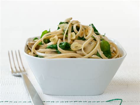 recipe-garlicky-whole-wheat-pasta-with-spinach image