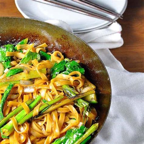 vegetarian-thai-noodles-pad-see-ew-recipetin-eats image