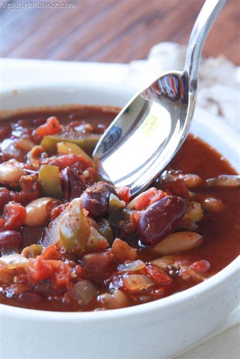 awesome-vegetarian-chili-with-banana-peppers image