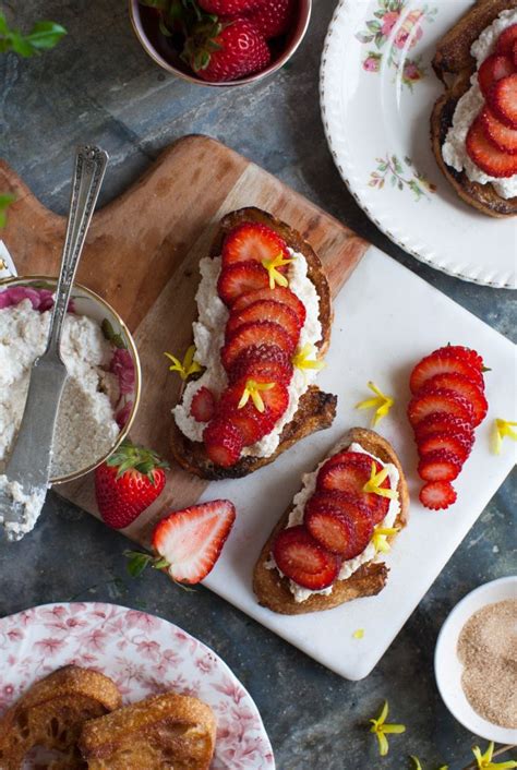 cinnamon-toast-with-ricotta-and-strawberries-simple image