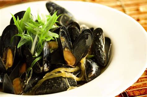 steamed-mussels-in-lemongrass-coconut-curry image
