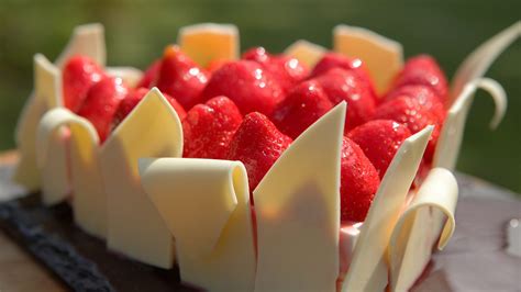 strawberry-and-white-chocolate-cheesecake image