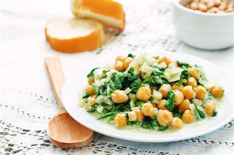 garlicky-greek-chickpeas-spinach-recipe-vegan image