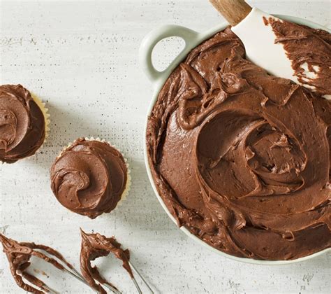 chocolate-buttercream-frosting-becelca image